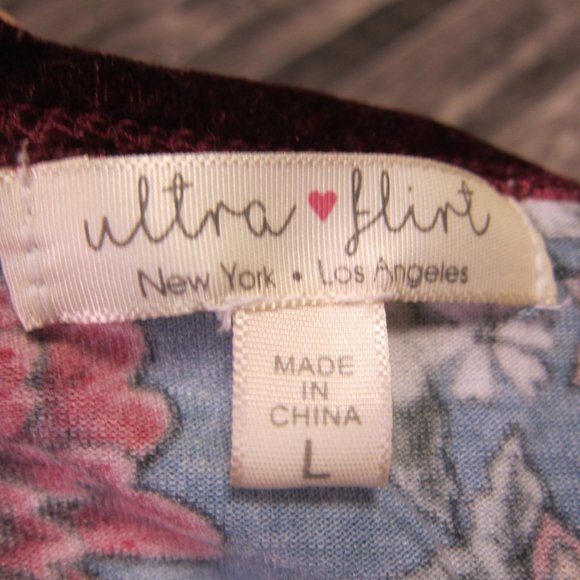 NWT Women's Print/Velvet Trimmed Short Sleeve Top - Picture 9 of 9